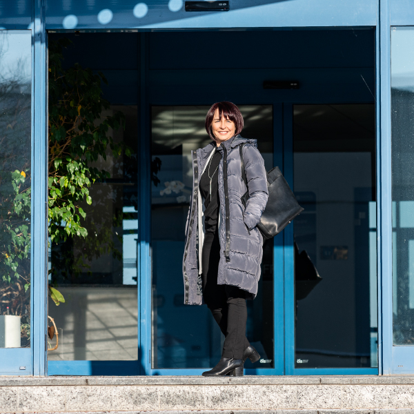 Beate im Eingangsbereich von Robotron