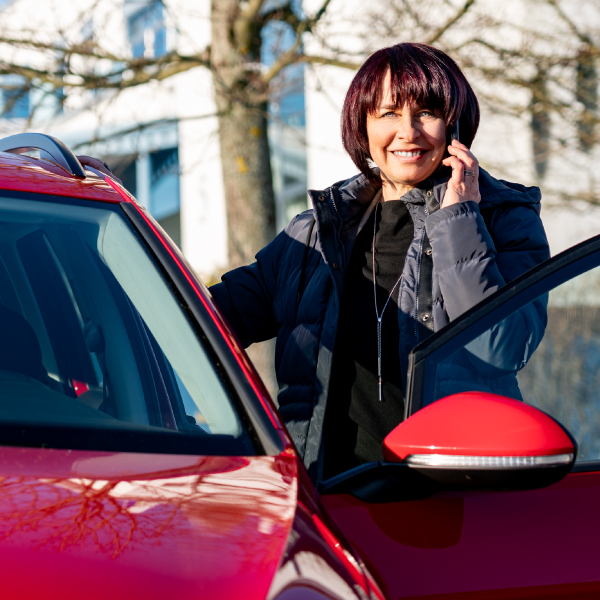 Beate beim Telefonieren an einem Robotronauto