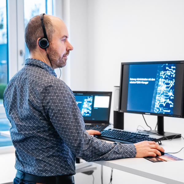Claudius mit Headset vor einem Computer