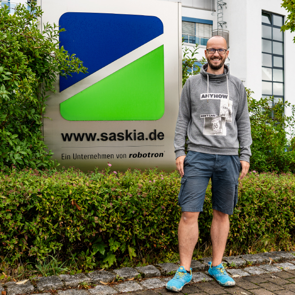 Eiko vor dem SASKIA Logo