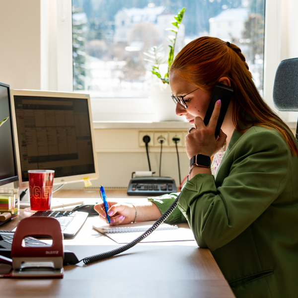 Hannah vor Computern beim Telefonieren