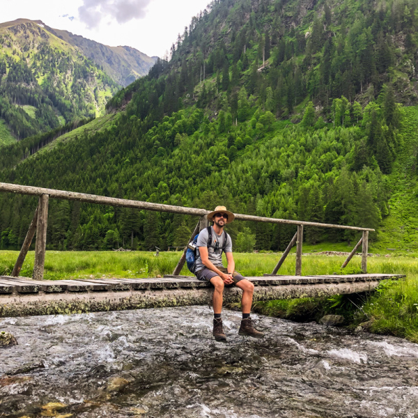 Marco auf einer Brücke über einem Fluss