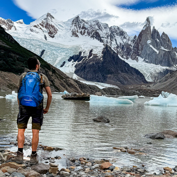 Marco beim Wandern an einem Bergsee