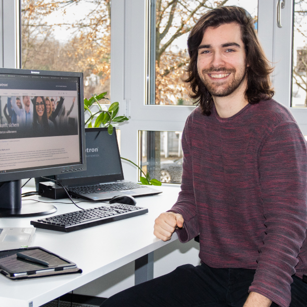 Steffen vor einem Computer