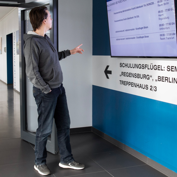 Tobias vor einem Bildschirm