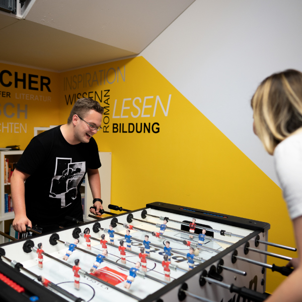 Tobias beim Tischkickerspielen